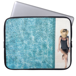 Vrouwen in zwarte bikini onderste en witte pet laptop sleeve