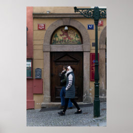 Vrouwen lopen langs het oude restaurant poster