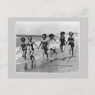 Vrouwen lopen op het strand, jaren 1940 briefkaart