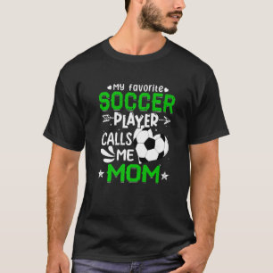 Vrouwen Mijn favoriete voetballer roept me mama op T-shirt