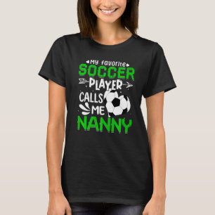Vrouwen Mijn favoriete voetballer roept me nanny T-shirt