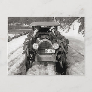Vrouwen poserend op auto, 1920 briefkaart