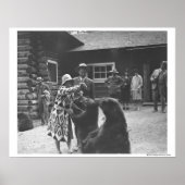 Vrouwen voeden beren. poster (Voorkant)