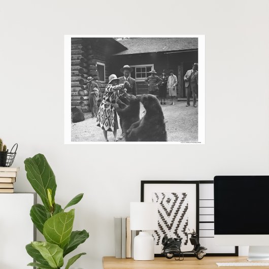 Vrouwen voeden beren. poster (Thuiskantoor)