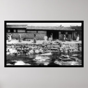 Vrouwen wassen wasgoed in een stream in Korea 1895 Poster