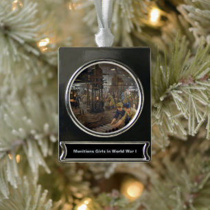 Vrouwen werkend in een munitiefabriek in 1918 WO1 Verzilverd Banner Ornament