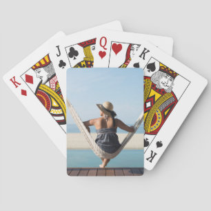 Vrouwen zitten op een hammock in een klein hotel pokerkaarten