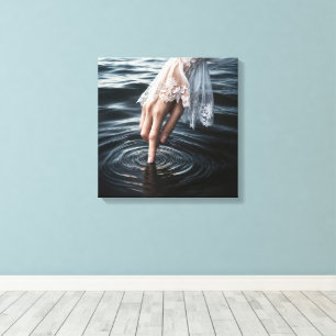 Vrouwenhands Aanraking Water Canvas Afdruk