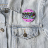 Vrouwenmars tekent de gelijkheidsknoop aan ronde button 5,7 cm (In situ)