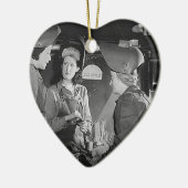 Vrouwenverzorgers Keramisch Ornament (Links)