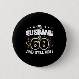 Vrouws man is 60 en heet cool 60ste verjaardag een ronde button 5,7 cm