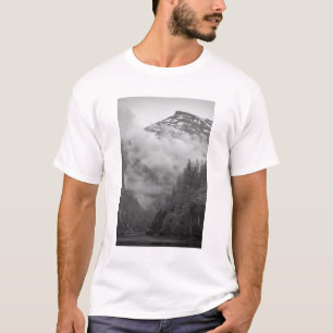 VS, Alaska, Juneau, Regenwoud bedekt fjorden in T-shirt