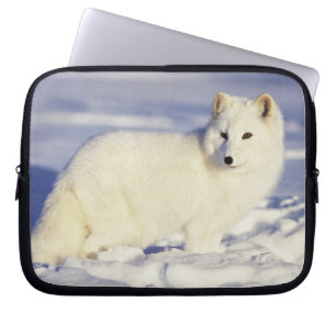 VS, Alaska. Poolvos in winterjas Laptop Sleeve