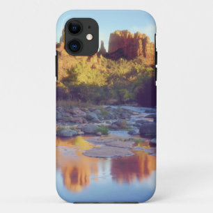 VS, Arizona, Sedona. Cathedral Rock weerspiegelend iPhone 11 Hoesje