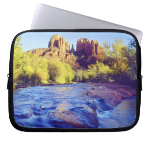 VS, Arizona, Sedona. Cathedral Rock weerspiegelend Laptop Sleeve