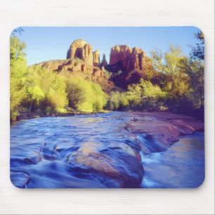 VS, Arizona, Sedona. Cathedral Rock weerspiegelend Muismat