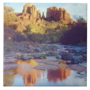 VS, Arizona, Sedona. Cathedral Rock weerspiegelend Tegeltje