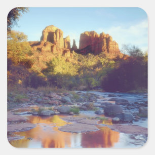 VS, Arizona, Sedona. Cathedral Rock weerspiegelend Vierkante Sticker