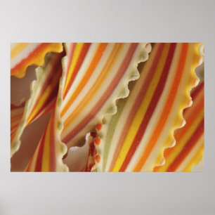 VS. Close-up van gedroogde regenboog pastasnoepjes Poster