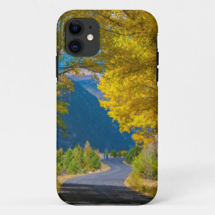 VS, Colorado. Weg geflankeerd door espes iPhone 11 Hoesje