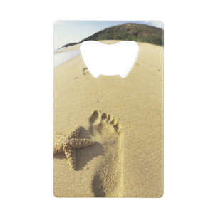 VS, Hawaï, Maui, Makena Beach, voetafdruk en Kredietkaart Flessenopener