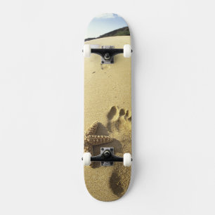 VS, Hawaï, Maui, Makena Beach, voetafdruk en Skateboard