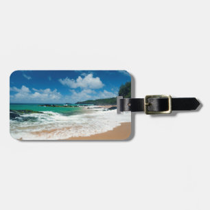 VS, Kauai, Hawaï. Een vrouw wandelt over de rotsen Bagagelabel