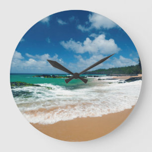 VS, Kauai, Hawaï. Een vrouw wandelt over de rotsen Grote Klok