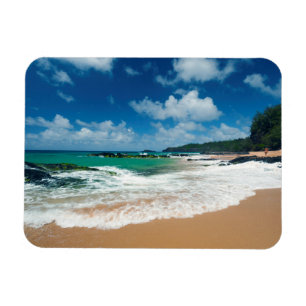 VS, Kauai, Hawaï. Een vrouw wandelt over de rotsen Magneet