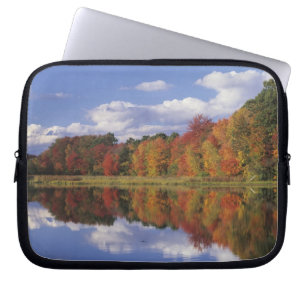 VS, Massachusetts, Acton. Weerkaatsing van herfst Laptop Sleeve