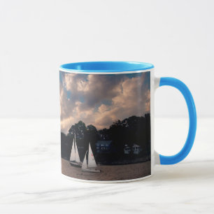 VS, Massachusetts. Zeilen bij zonsondergang Mok