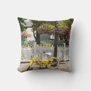VS, Michigan, Mackinac Island. Gele fiets Kussen