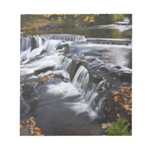 VS, Michigan, Upper Peninsula. Bond Falls en Notitieblok