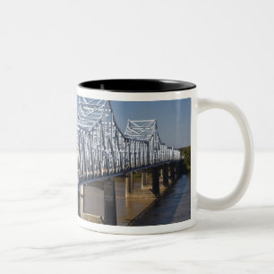 VS, Mississippi, Vicksburg. I-20 Highway Tweekleurige Koffiemok