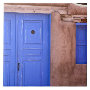 VS, New Mexico, Santa Fe. Uitzicht op blauwe deur Tegeltje