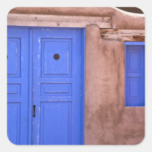 VS, New Mexico, Santa Fe. Uitzicht op blauwe deur  Vierkante Sticker