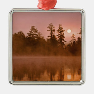 VS, New York, Adirondack Park. Zonsopgang op een Metalen Ornament