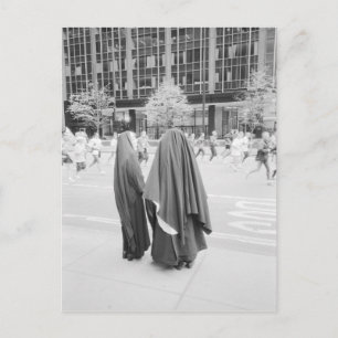 VS, NEW YORK: Nonnen uit New York City kijken naar Briefkaart