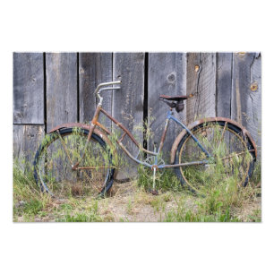 VS, Oregon, Bend. Een vervallen oude fiets Foto Afdruk