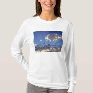 VS, Oregon, Bend. Zonnestralen vullen de lucht nab T-shirt