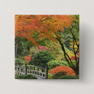 VS, Oregon, Portland. Houten brug en esdoorn Vierkante Button 5,1 Cm