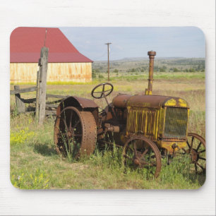 VS, Oregon, Shaniko. Roestige oude tractor in Muismat