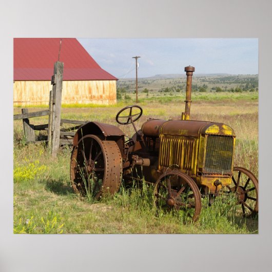 VS, Oregon, Shaniko. Rusty  tractor Poster (Voorkant)