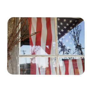 VS, Oregon, Shaniko. Vlag in raam naast Magneet