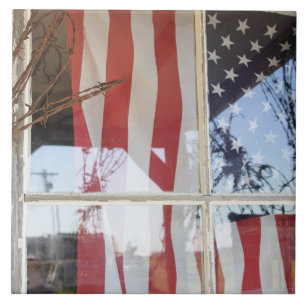 VS, Oregon, Shaniko. Vlag in raam naast Tegeltje