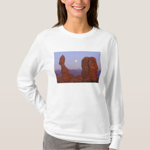 VS, Utah, Arches NP, Volle Maan opkomend bij T-shirt