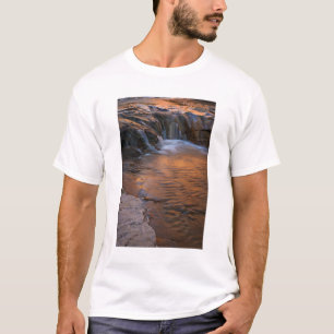 VS, Utah, Escalante Wilderness. Waterval in T-shirt