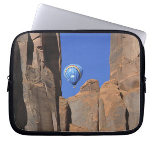 VS, Utah, Monument Valley. Een regenboog hete luch Laptop Sleeve