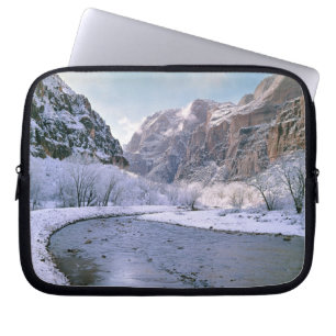 VS, Utah, Zion NP. Nieuwe sneeuw bedekt het canyon Laptop Sleeve