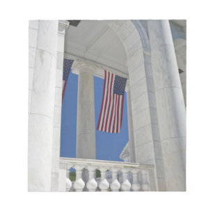 VS, VA, Arlington. Amerikaanse vlaggen hangen Notitieblok